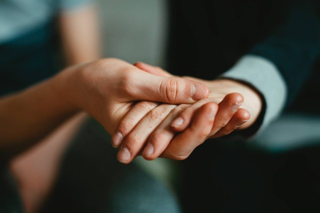 Ilustrasi protektif dalam hubungan. Sumber: Markus Spiske/unsplash.com