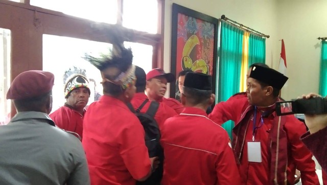 Wakil Sekretaris DPD PDI Perjuangan Suratno langsung berteriak didalam ruangan karena merasa tidak dihargai saat pendaftaran Bacaleg PDIP di Papua Barat berlanngsung ricuh. Foto: Dok. Istimewa