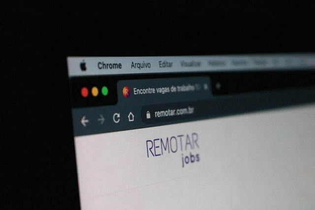 Ilustrasi Cara Update Chrome di Laptop. Foto: Unsplash/Remotar Jobs.