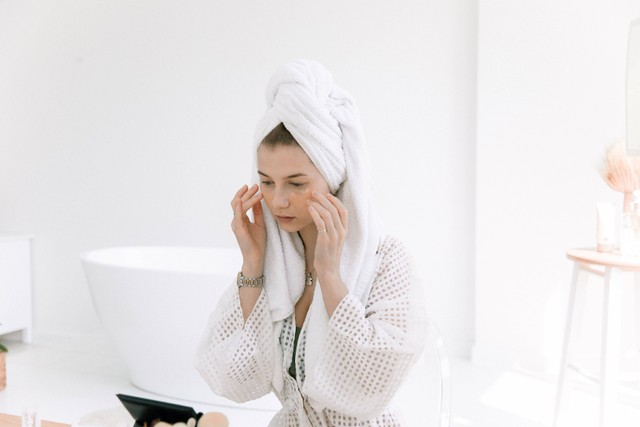 Cara Memakai Skincare yang Benar di Malam Hari. Foto: Pexels/EKATERINA BOLOVTSOVA.