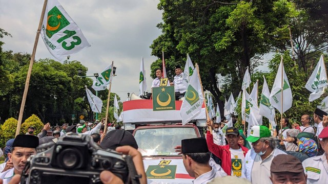 Ketum Partai Bulan Bintang (PBB) Yusril Ihza Mahendra bersama kadernya tiba di KPU RI, Menteng, Jakarta Pusat, Sabtu (13/5). Foto: Jonathan Devin/kumparan