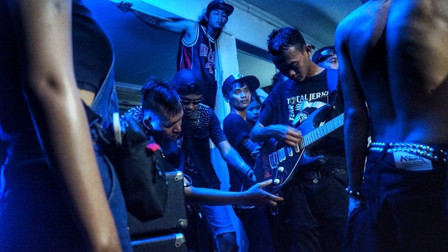 Aksi musisi yang sedang bersiap untuk tampil dalam event Punk to Punk sebagai bentuk eksisntesi komunitas punk di Palembang, Sabtu (13/5) Foto: abp/Urban Id