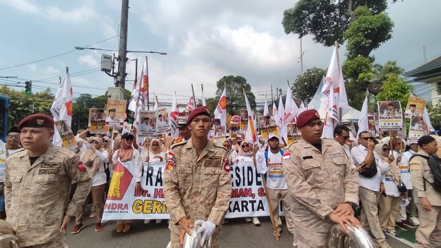 Rombongan Partai Gerindra tiba di KPU RI, Menteng, Jakarta Pusat, Sabtu (13/5). Foto: Jonathan Devin/kumparan