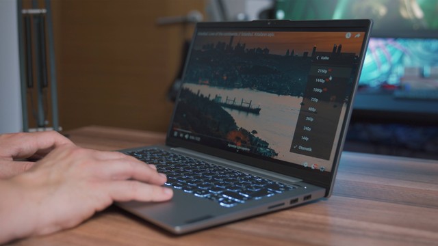 Ilustrasi Cara Screenshot Laptop Lenovo. Foto: Unsplash/Onur Binay.