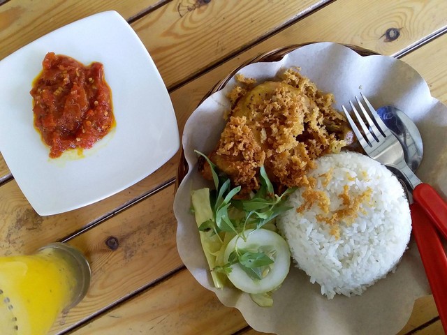 Restoran Sunda di Bandung cocok untuk wisata kuliner / Foto hanya ilustrasi bukan gambar sebenarnya, https://pixabay.com/photos/ayam-goreng-fried-chicken-rice-meal-6223457/
