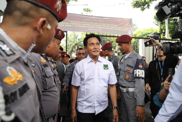 Ketua Umum Partai Bulan Bintang (PBB) Yusril Ihza Mahendra tiba di Gedung KPU, Jakarta, Sabtu (13/5/2023). Foto: Jamal Ramadhan/kumparan