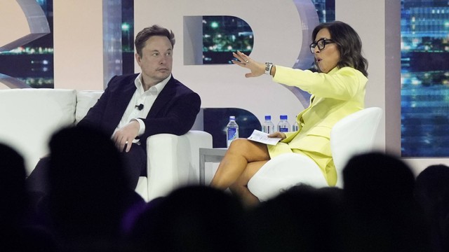 Elon Musk sedang berbicara dengan Linda Yaccarino. Foto: AP Photo/Rebecca Blackwell