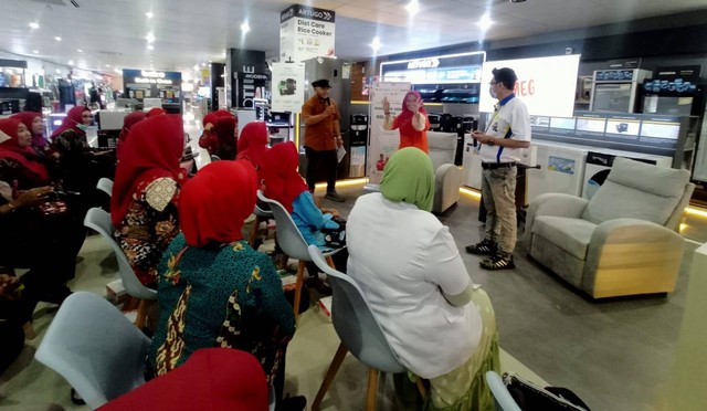 Cooking Show & Talkshow Makanan Sehat untuk Keluarga yang digelar BASRA di UFO Elektronika Wiyung Surabaya, Sabtu (13/5). Foto-foto: Masruroh/Basra