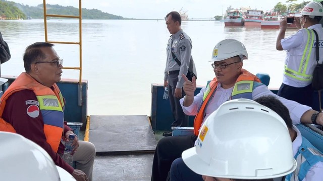 Petugas PLN bersama Kemenkumham meninjau lapas Nusakambangan. Foto: Istimewa