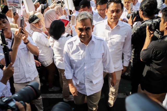 Sekjen Partai Gerindra Muzani tiba di Gedung KPU, Jakarta, untuk daftarkan bacaleg, pada Sabtu (13/5/2023). Foto: Jamal Ramadhan/kumparan