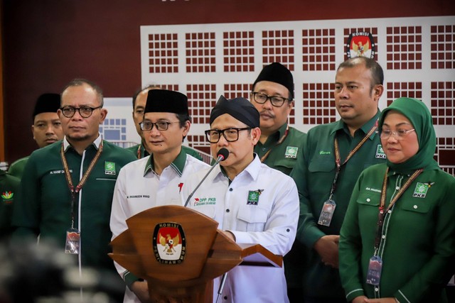 Ketua Partai Kebangkitan Bangsa (PKB) Muhaimin Iskandar alias Cak Imin memberi keterangan pers usai daftarkan bacaleg di Gedung KPU, Jakarta, Sabtu (13/5/2023). Foto: Jamal Ramadhan/kumparan