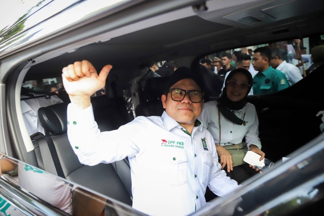 Ketua Partai Kebangkitan Bangsa (PKB) Muhaimin Iskandar alias Cak Imin menuju Gedung KPU, Jakarta, untuk daftarkan bacaleg, Sabtu (13/5/2023). Foto: Jamal Ramadhan/kumparan