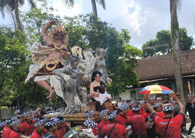 Parade budaya gabungan antara Kabupaten Jember, Jawa Timur, dengan Kabupaten Jembrana, Bali di Alun-alun Jember, Sabtu (13/5/2023). Foto: Pemkab Jember