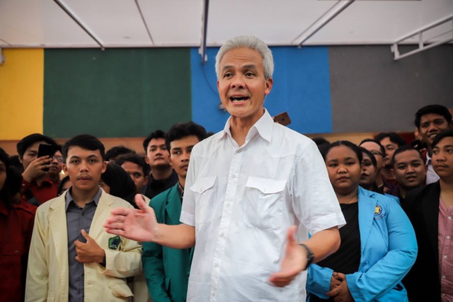 Bacapres yang diusung PDIP, Ganjar Pranowo, berbincang bersama mahasiswa di Gedung Graha Pena 98, Menteng, Jakarta Pusat, Sabtu (13/5/2023). Foto: Jamal Ramadhan/kumparan