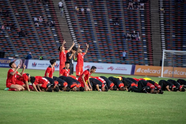 Para pemain dan ofisial timnas Indonesia U-22 melakukan sujud syukur usai bertanding melawan Vietnam pada babak semifinal SEA Games 2023 di National Olympic Stadium, Phnom Penh, Kamboja, Sabtu (13/5/2023). Foto: Muhammad Adimaja/ANTARA FOTO