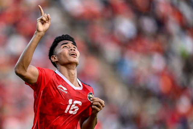 Pesepak bola timnas Indonesia U-22 Muhammad Ferarri melakukan selebrasi usai mencetak gol ke gawang Vietnam pada pertandingan babak semifinal SEA Games 2023 di National Olympic Stadium, Phnom Penh, Kamboja, Sabtu (13/5/2023). Foto: Muhammad Adimaja/ANTARA FOTO