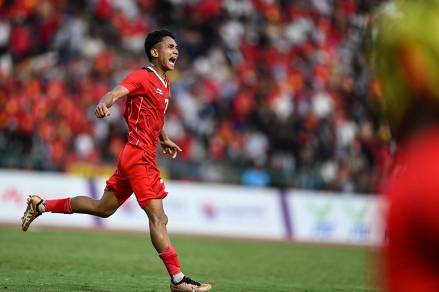 Pemain timnas Indonesia Marselino Ferdinan mengungkapkan kegembiraannya usai rekannya Muhammad Taufany mencetak gol ke gawang Vietnam pada semifinal SEA Games 2023 di National Olympic Stadium, Phnom Penh, Kamboja, Sabtu (13/5/2023). Foto: Muhammad Adimaja/ANTARA FOTO