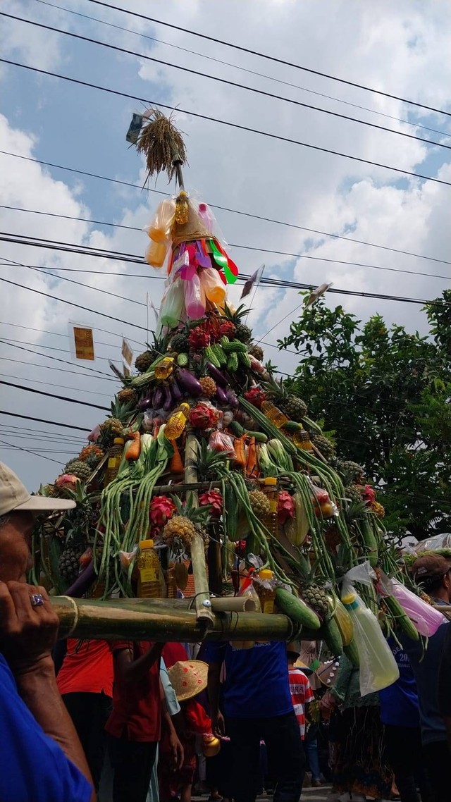 Gunungan yag terdiri dari bahan makanan dan uang (Sumber : Pribadi)