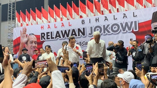 Bacapres Ganjar Pranowo tiba di halalbihalal bersama relawan Jokowi, Sabtu (13/5/2023). Foto: Paulina Herasmaranindar/kumparan