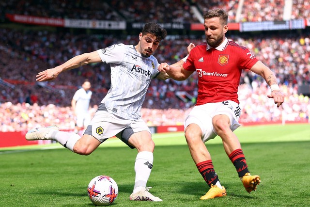 Pemain Wolverhampton Wanderers Pedro Neto beraksi dengan pemain Manchester United Luke Shaw di Old Trafford, Manchester, Inggris, Sabtu (13/5/2023). Foto: Carl Recine/REUTERS