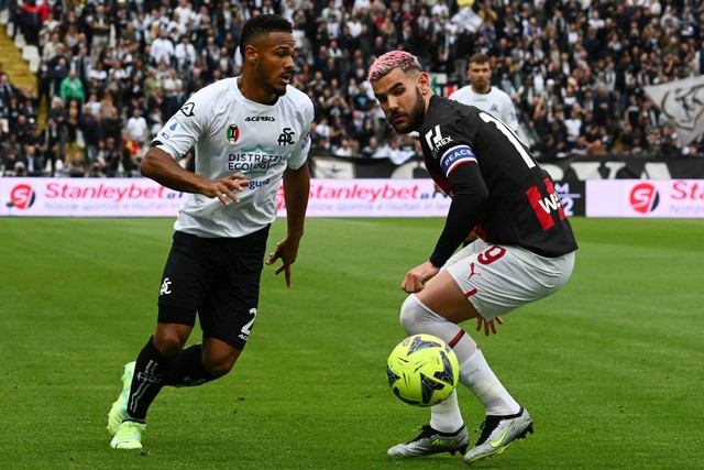 Pemain Prancis Spezia Kelvin Amian dan pemain Prancis AC Milan Theo Hernandez memperebutkan bola selama pertandingan sepak bola Serie A Italia di stadion Alberto-Picco di La Spezia, Sabtu (13/5/2023). Foto: Vincenzo PINTO/AFP