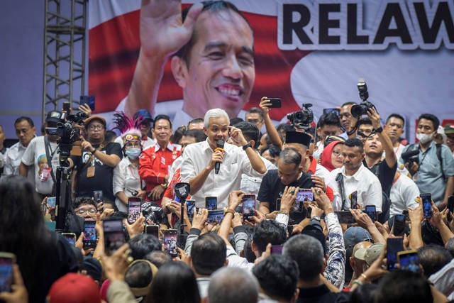 Bakal calon presiden dari PDI Perjuangan Ganjar Pranowo menyampaikan pidato di depan pendukungnya saat menghadiri acara halalbihalal Relawan Jokowi di Hall Basket Gelora Bung Karno, Senayan, Jakarta, Sabtu (13/5/2023). Foto: Galih Pradipta/ANTARA FOTO