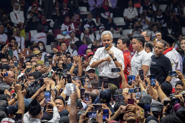 Bakal calon presiden dari PDI Perjuangan Ganjar Pranowo menyampaikan pidato di depan pendukungnya saat menghadiri acara halalbihalal Relawan Jokowi di Hall Basket Gelora Bung Karno, Senayan, Jakarta, Sabtu (13/5/2023). Foto: Galih Pradipta/ANTARA FOTO