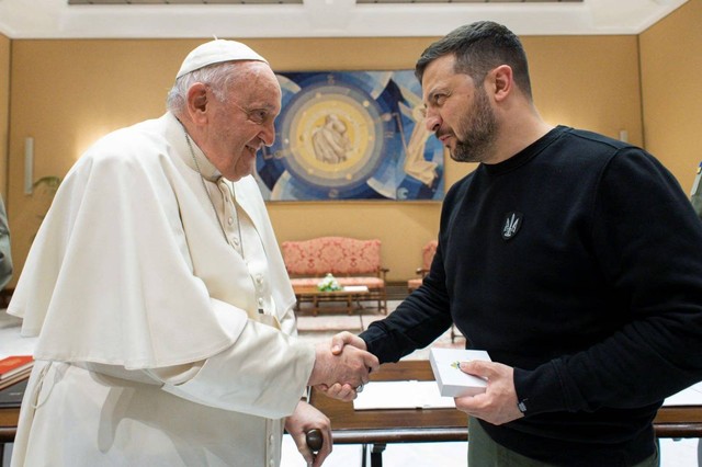 Volodymyr Zelenskiy menemui Paus Fransiskus di Vatikan  Foto: Vatican Media