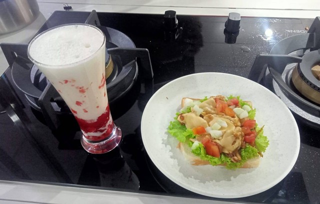 Meg Strawberry Milk Ice dan Open Sandwich Chicken Cheese kreasi Chef Yonas. Foto: Masruroh/Basra