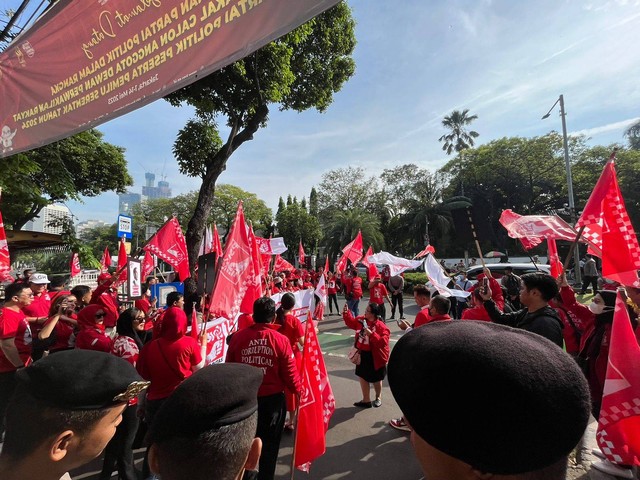 Rombongan Partai Solidaritas Indonesia (PSI) tiba di KPU RI, Jakarta Pusat, Minggu (14/5). Foto: Haya Syahira/kumparan