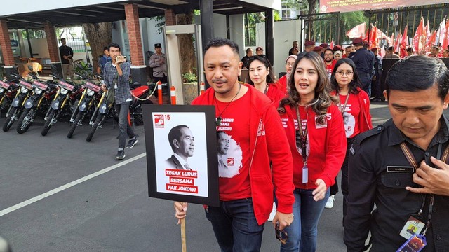 Giring Ganesha berserta rombongan PSI tiba di KPU RI. Foto: Haya Syahira/kumparan