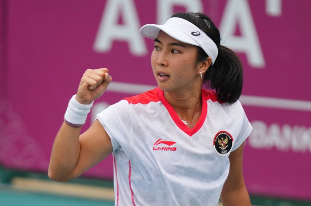 Aldila Sutjiadi saat membela tim tenis Indonesia di nomor beregu putri pada SEA Games 2023 Kamboja di Morodok Tennis Complex, Phnom Penh, 9 Mei 2023. Foto: REUTERS/Cindy Liu