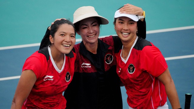 Jessy Rompies (kiri) dan Aldila Sutjiadi (kanan) bersama tim kapten Wynne Prakusya usai partai tim tenis di nomor beregu putri pada SEA Games 2023 di Morodok Tennis Complex, Phnom Penh, Kamboja, 9 Mei 2023. Foto: REUTERS/Cindy Liu