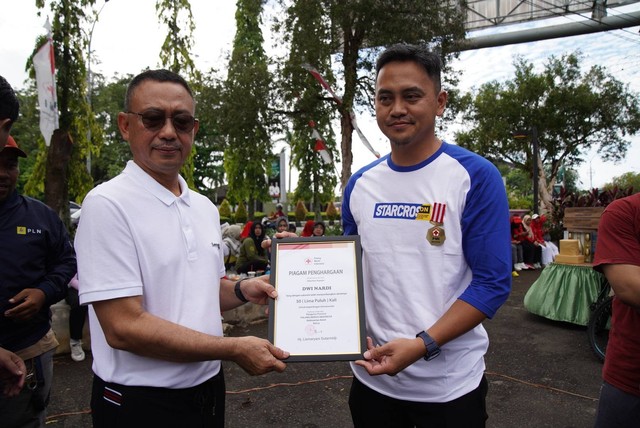 Wali Kota Pontianak Edi Rusdi Kamtono menyerahkan piagam penghargaan kepada Dwi Nardi yang telah sukarela donor darah sebanyak 50 kali. Foto: Prokopim Pemkot Pontianak