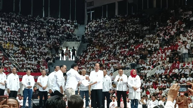 Ketua Panitia Musra Panel Barus menyerahkan berkas hasil Musra kepada Presiden Jokowi di Istora Senayan, Jakarta, Minggu (14/5).  Foto: Zamachsyari/kumparan