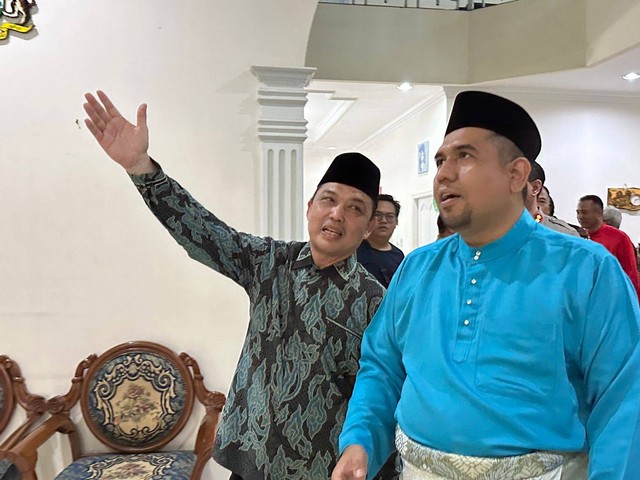 Wagub Kalbar, Ria Norsan, saat berbincang dengan Konsul Malaysia di Pontianak, Azizul Zekri bin Abd Rahim. Foto: Teri/Hi!Pontianak