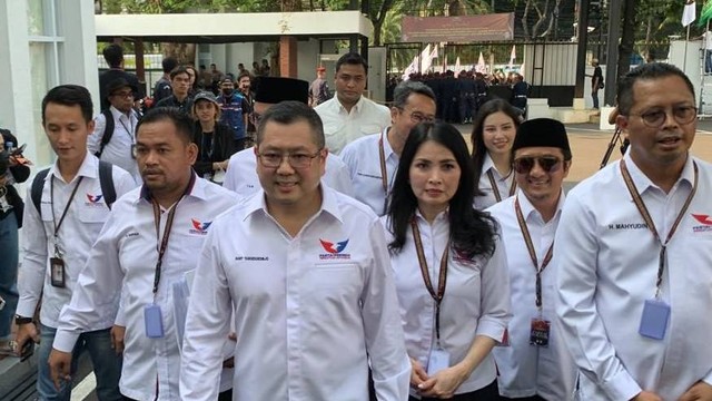 Ketua Umum Partai Persatuan Indonesia (Perindo) Hary Tanoesoedibjo hingga Yusuf Mansur daftar bacaleg di Kantor KPU, Jakarta Pusat, Minggu (14/5/2023).  Foto: Haya Syahira/kumparan