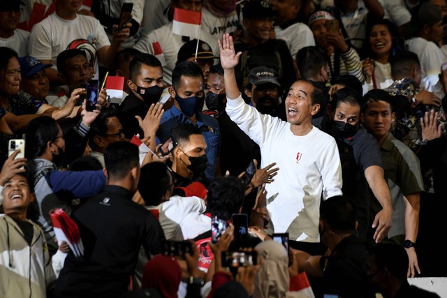 Presiden Joko Widodo (ketiga kanan) menyapa peserta pada puncak acara Musyawarah Rakyat (Musra) di Istora Senayan, Jakarta, Minggu (14/5/2023).  Foto: Hafidz Mubarak A/ANTARA FOTO