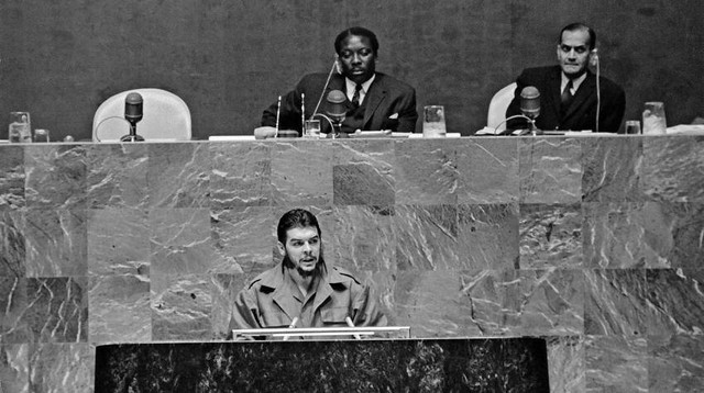 Ernesto "Che" Guevara berpidato di Podium Majelis Umum PBB. Foto: Dokumentasi PBB