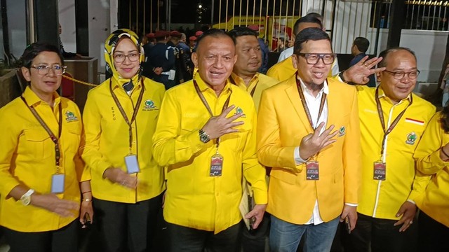 Rombongan Partai Golkar tiba di KPU RI, Jakarta, Minggu (14/5). Foto: Zamachsyari/kumparan