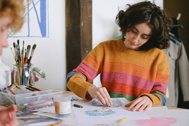 Ilustrasi cara menggambar dengan crayon. Sumber: Anna Shvets/pexels.com 