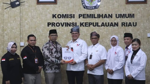 DPW Perindo KeprI menyerahkan berkas Caleg ke KPU Provinsi Kepri. Foto: Istimewa