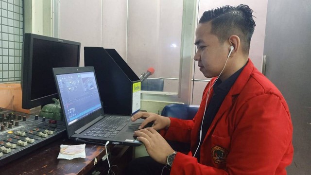 Proses Editing di Ruangan Editor TVRI Jawa Timur.