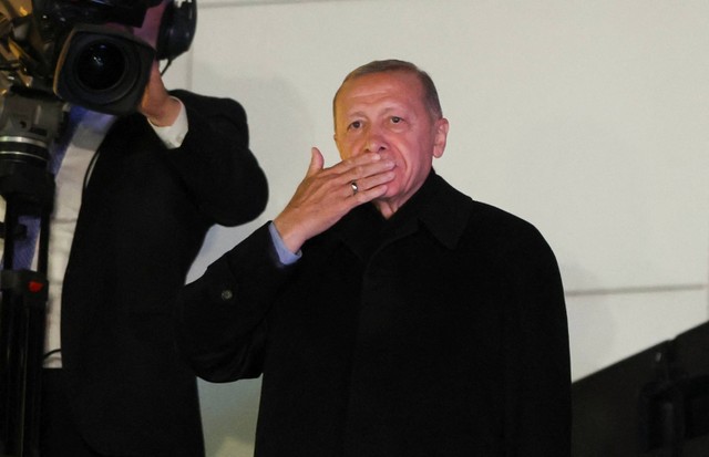 Presiden Turki Tayyip Erdogan menyapa para pendukungnya di markas Partai AK di Ankara, Turki pada Senin (15/5/2023). Foto: Umit Bektas/Reuters
