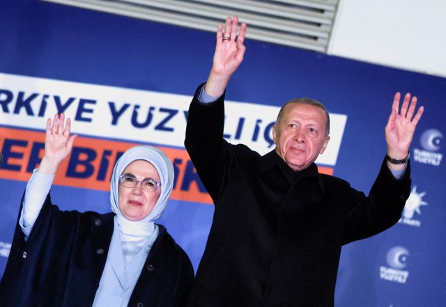 Presiden Turki Tayyip Erdogan didampingi istrinya Emine Erdogan, menyapa para pendukungnya di markas Partai AK di Ankara, Turki pada Senin (15/5/2023). Foto: Umit Bektas/Reuters