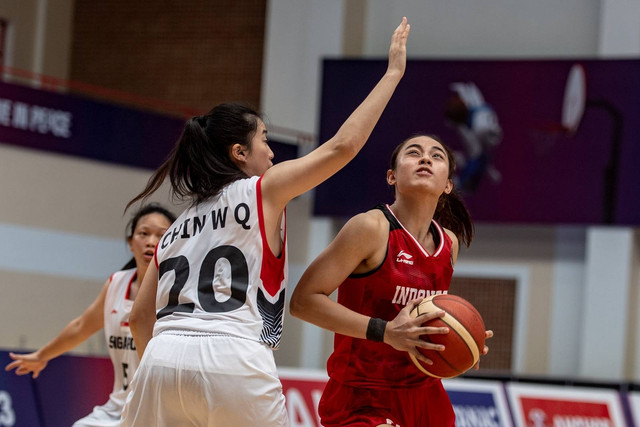 Pebasket putri Indonesia Dewa Ayu Made Sriartha (kanan) mencoba melewati pebasket Singapura Qing Chin W (kiri) pada pertandingan Basket 5X5 SEA Games 2023 di Elephant Hall 2, Morodok Techo Indoor Sports Center, Phnom Penh, Kamboja, Minggu (14/5/2023) Foto: Muhammad Adimaja/ANTARA FOTO