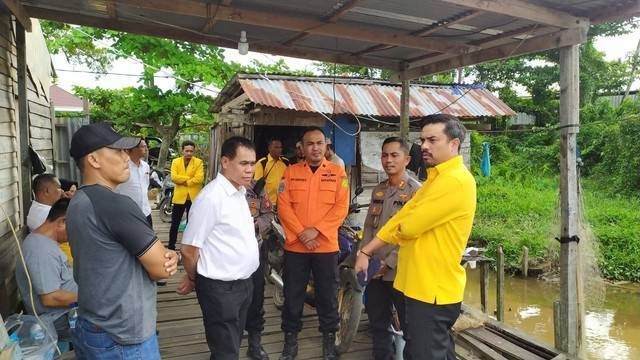 Ketua DPD Partai Golkar Kalbar, Maman Abdurrahman (kanan), memantau langsung proses pencarian Plt Ketua Partai Golkar Kubu Raya yang bunuh diri dengan melompat ke sungai kapuas. Foto: Dok Polres Kubu Raya