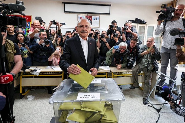 Kandidat Capres Turki Kemal Kilicdaroglu berpose usai melakukan pencoblosan di Ankara, Turki. Foto: ALP EREN KAYA/CHP via REUTERS
