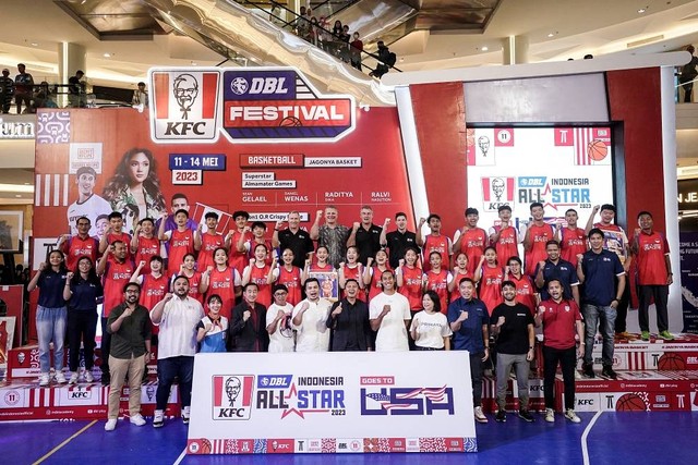 Setelah selama sepekan berlatih dan diseleksi, terpilih 12 putra dan 12 putri terbaik serta empat pelatih berstatus sebagai KFC DBL Indonesia All-Star 2023 untuk diberangkatkan ke Amerika Serikat Juli nanti. Pengumuman dilakukan di Grand Atrium Kota Kasablanka, Jakarta, Minggu (14/5) malam. Foto: Dok. KFC