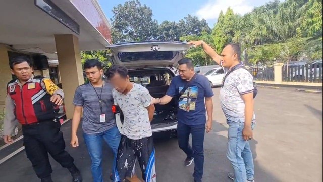 Polisi menangkap tukang odong-odong yang perkosa remaja di Kalideres, Jakarta Barat. Foto: Dok. Istimewa